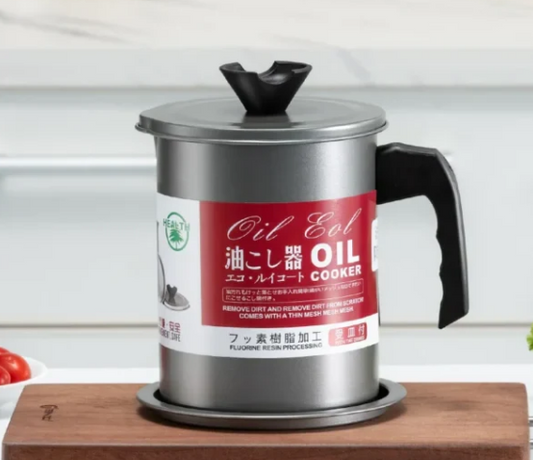 Kitchen oil container with removable oil filter